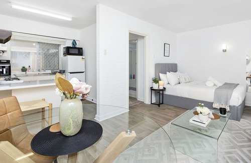 Victoria Park Apartment | Urban Chic Studio by 'the Strip'