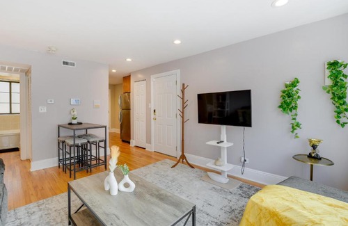 Rogers Park Apartment | Urban Chicago Vacation Rental Condo Near Beach!
