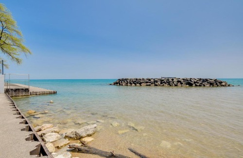 Rogers Park Apartment | Urban Chicago Vacation Rental Condo Near Beach!