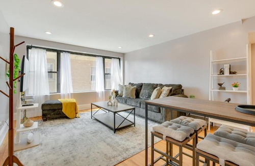 Rogers Park Apartment | Urban Chicago Vacation Rental Condo Near Beach!