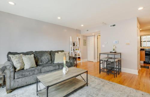 Rogers Park Apartment | Urban Chicago Vacation Rental Condo Near Beach!