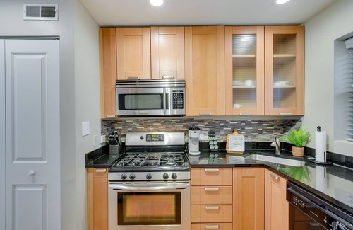 Rogers Park Condo | Urban Chicago Vacation Rental Condo Near Beach!