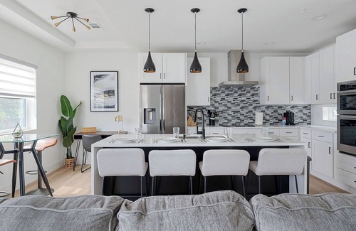 Oak Cliff Apartment | Urban Comfort | King Bed Rooftop + Backyard