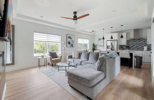 Oak Cliff Apartment | Urban Comfort | King Bed Rooftop + Backyard