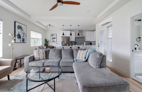 Oak Cliff Apartment | Urban Comfort | King Bed Rooftop + Backyard
