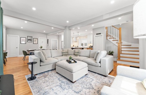 Winter Hill House | Urban comfort, modern and Fun!