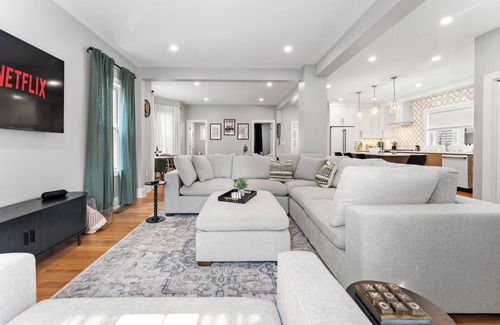 Winter Hill House | Urban comfort, modern and Fun!