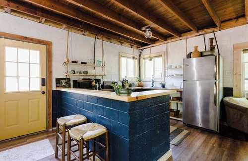 Govalle House | Urban Cottage. Walkable. Sweet Spring Stay