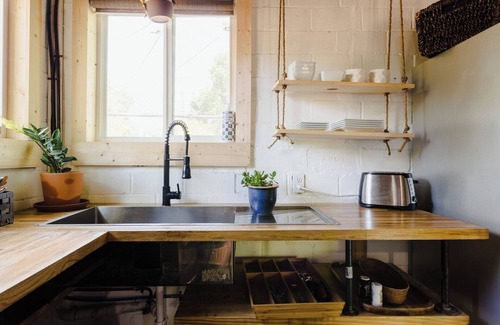 Govalle House | Urban Cottage. Walkable. Sweet Spring Stay