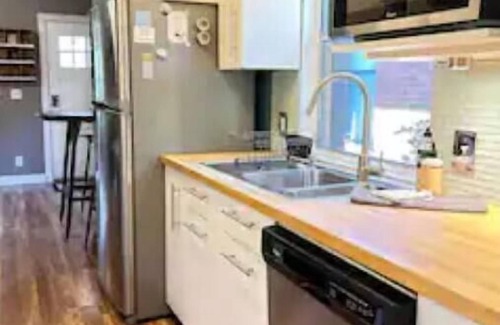 People's Freeway House | Urban Downtown Bungalow