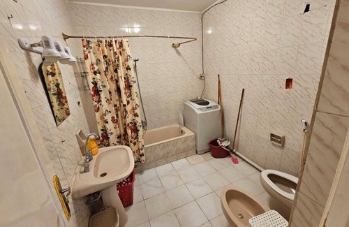 Al Duqqi Apartment | Urban Elegance! Close to everything!