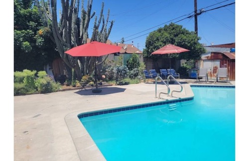 North Long Beach House | Urban Farm House +Hot Tub+Pool