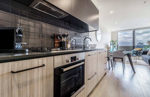 Fitzroy Condo | Urban Fitzroy Escape With Cafes & Art at Doorstep