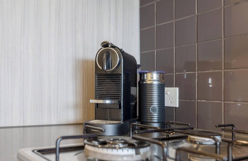 Fitzroy Condo | Urban Fitzroy Escape With Cafes & Art at Doorstep