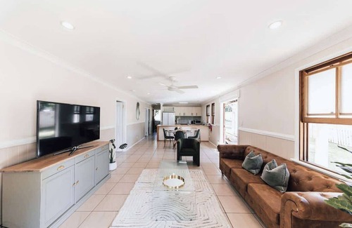 Eastern Heights House | Urban Getaway Ipswich Colonial 6 bed 3 bath