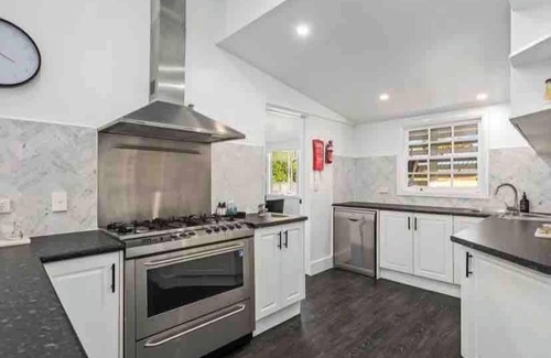 Newtown House | Urban Getaway Ipswich 4 x ensuite bath