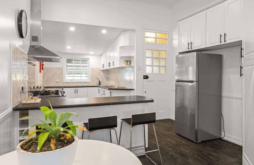 Newtown House | Urban Getaway Ipswich 4 x ensuite bath