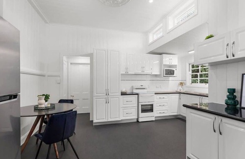 Newtown House | Urban Getaway Queenslander close to Willowbank!