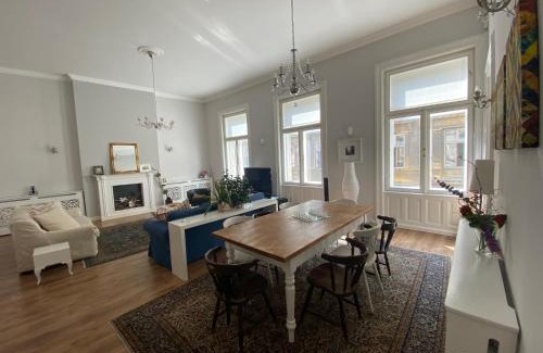 Belso-Ferencvaros Apartment | Urban Haven - 3 Beds, 3 Baths, Free Parking, Near Central Market