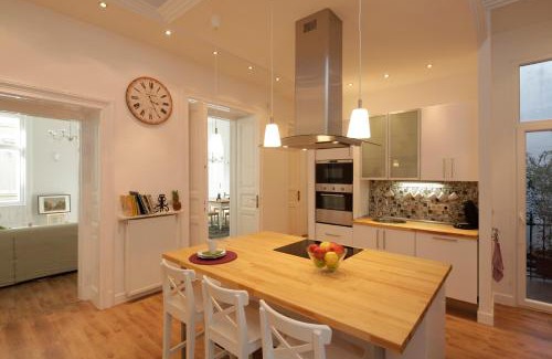 Belso-Ferencvaros Apartment | Urban Haven - 3 Beds, 3 Baths, Free Parking, Near Central Market