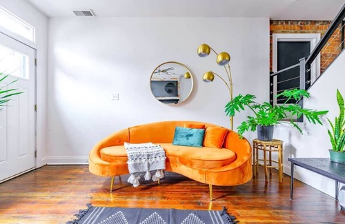 Italian Village House | Urban Jungle - Prime Location –Parking Free - Pets