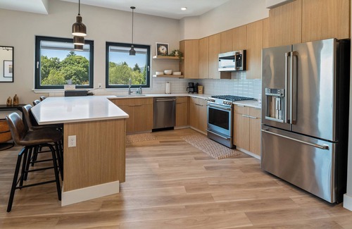 Sandpoint Condo | Urban Luxury Condo | Hot Tub | Walk Everywhere