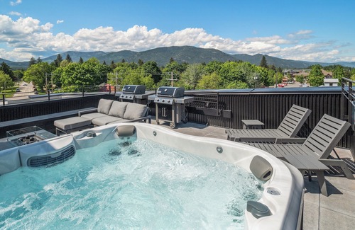 Sandpoint Condo | Urban Luxury Condo | Hot Tub | Walk Everywhere