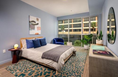 Westlake Apartment | Urban Oasis 2 bed Apt in DTLA with FREE PARKING