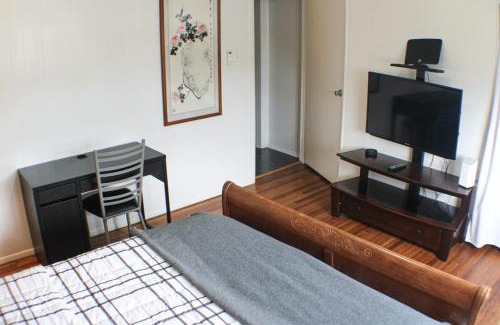 South Side Slopes Apartment | Urban Oasis - 3BR 2BA - City View- Private Parking