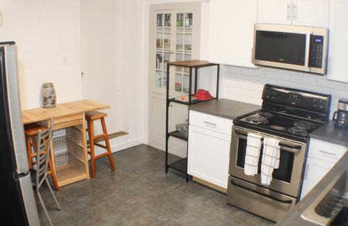 South Side Slopes Apartment | Urban Oasis - 3BR 2BA - City View- Private Parking