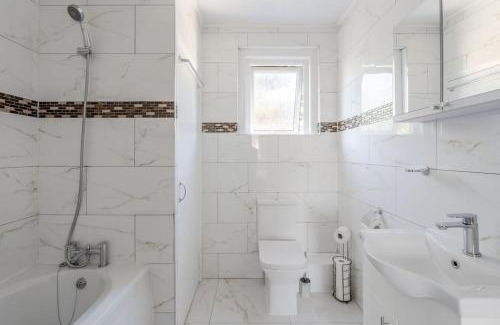 Chatham Apartment | Urban Oasis 4 bedroom house with parking