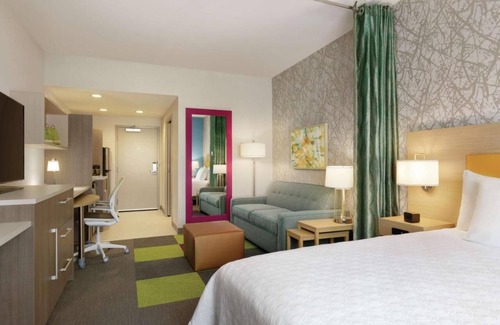 Williamsville Hotel | Urban Oasis! FREE Breakfast and Parking, Pets Allowed, Onsite Pool!