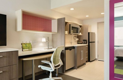 Williamsville Hotel | Urban Oasis! FREE Breakfast and Parking, Pets Allowed, Onsite Pool!
