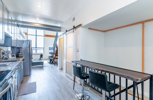 East Passyunk Crossing House | Urban Oasis in Philly! Quiet Private Rooftop, 2 workspaces, GARAGE AT REQUEST