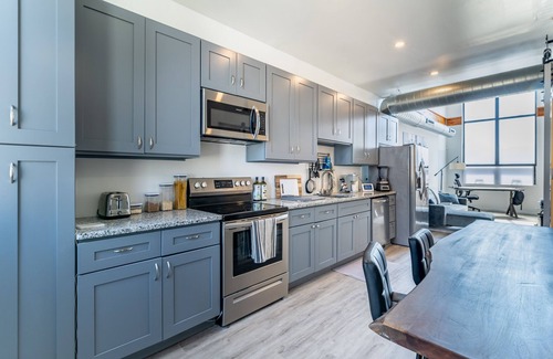 East Passyunk Crossing House | Urban Oasis in Philly! Quiet Private Rooftop, 2 workspaces, GARAGE AT REQUEST