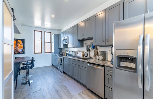 East Passyunk Crossing House | Urban Oasis in Philly! Quiet Private Rooftop, 2 workspaces, GARAGE AT REQUEST