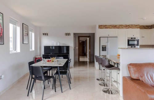 Farringdon Apartment | Urban Oasis: Luxe Living in Clerkenwell's Historic Heart
