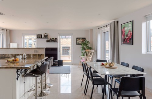 Farringdon Apartment | Urban Oasis: Luxe Living in Clerkenwell's Historic Heart