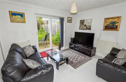 Waltham Abbey House | Urban Oasis - Modern 2B/2B Retreat Near Nature