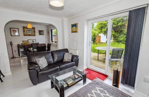 Waltham Abbey House | Urban Oasis - Modern 2B/2B Retreat Near Nature