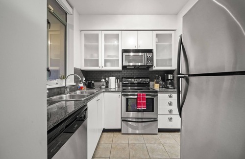 Downtown Vancouver Condo | Urban Oasis! Sleeps 4/Big Private Patio/Fast Wifi