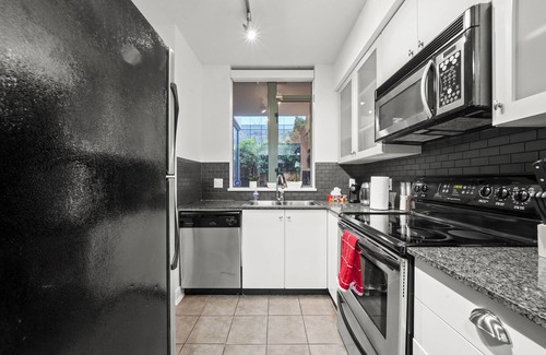 Downtown Vancouver Condo | Urban Oasis! Sleeps 4/Big Private Patio/Fast Wifi