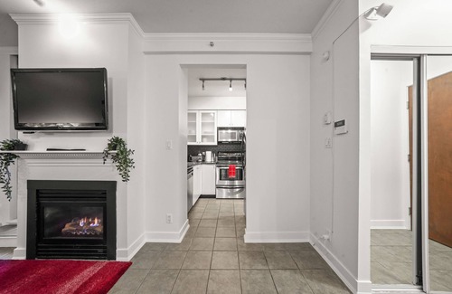 Downtown Vancouver Condo | Urban Oasis! Sleeps 4/Big Private Patio/Fast Wifi