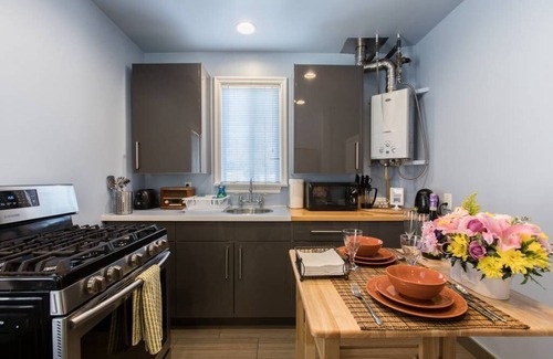 Burbank Apartment | Urban Refuge - Opulent Retreat with Full Gourmet Kitchen & Washer/Dryer Inside