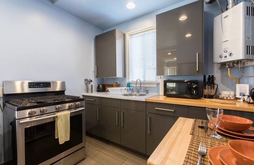 Burbank Apartment | Urban Refuge - Opulent Retreat with Full Gourmet Kitchen & Washer/Dryer Inside