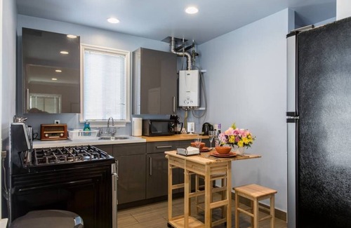 Burbank Apartment | Urban Refuge - Opulent Retreat with Full Gourmet Kitchen & Washer/Dryer Inside