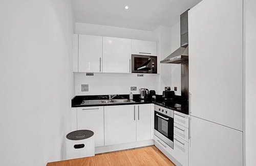 Isle of Dogs Apartment | Urban Retreat: Stylish 1-Bed Bliss