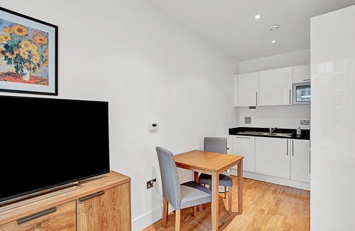 Isle of Dogs Apartment | Urban Retreat: Stylish 1-Bed Bliss