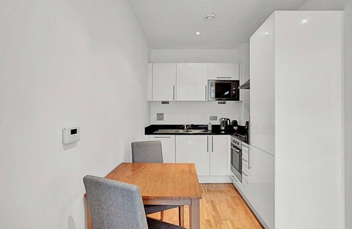 Isle of Dogs Apartment | Urban Retreat: Stylish 1-Bed Bliss