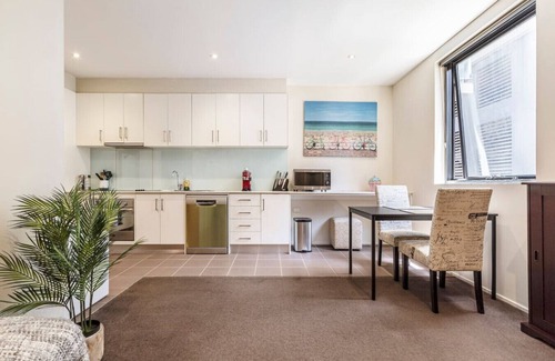 St Kilda Apartment | Urban retreat with rooftop pool